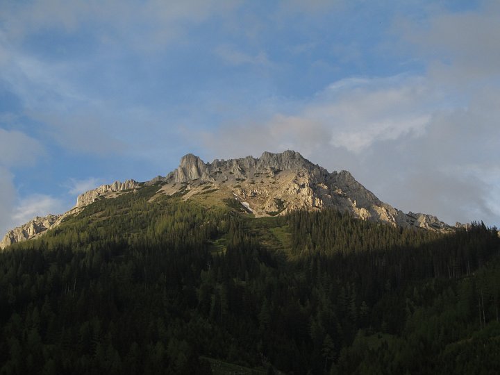 IMG_1417.JPG - Ein letzter Blick auf das nicht erreichte Ziel. Ich bin gewitterbedingt 100m unterhalb des Gipfels umgekehrt. Glaubt man nicht, wenn man das Bild hier sieht.