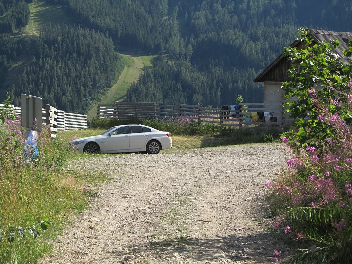IMG_2664.JPG - ..geht es zum Auto. MiIttlerweile hat es hier 32°C. Ich genieße die Heimfahrt bei 17° im Auto. In Bad Vöslau hat es 38°..