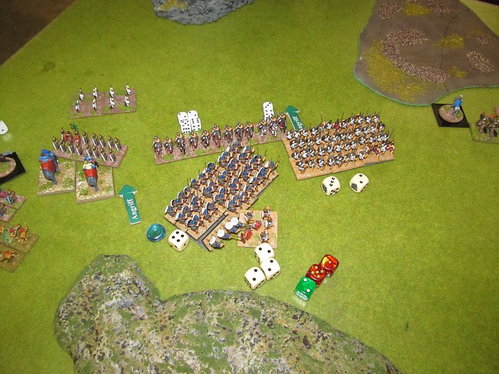 IMG_5004.JPG - Zwei Piken greifen die sich opfernde Cv an. Naja, trotz Treffer auf die ++ 3(!) und jeweils reroll auf die 1 geht der Impact 2:2 aus, und die Piken droppen und verlieren eine Base. Da beklage sich der Römer doch nochmal über Würfelpech... (ja, tut er)