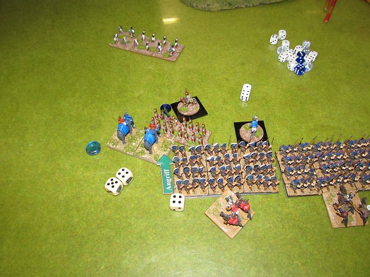 IMG_5031.JPG - In der Verfolgung haben diese Piken nun diese Legion erreicht, daher wird dies als Angriff gespielt.