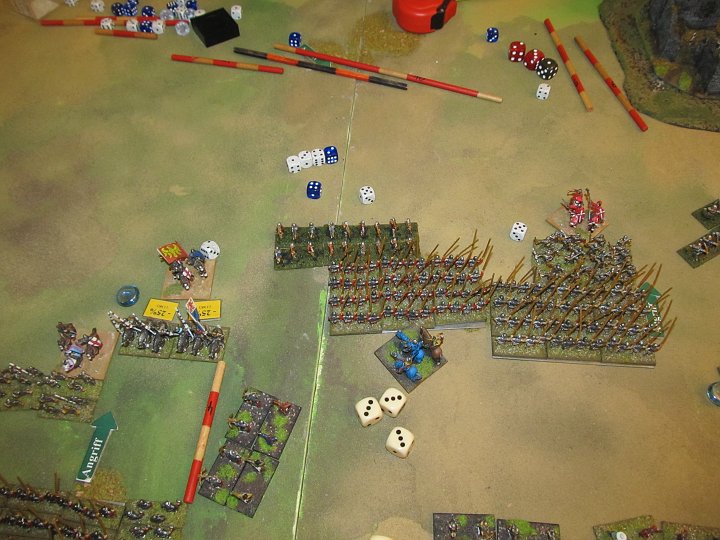 IMG_5241.JPG - Hier gewinnen die Piken den Impact 3:2, die Longbows droppen. (man beachte den disupted Marker der Ritter, der wandert gleich...)