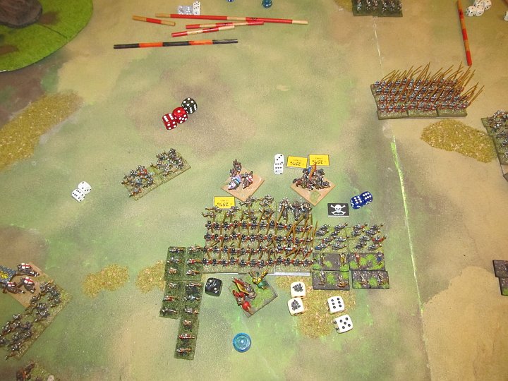 IMG_5251.JPG - Impactphase der Engländer: Irgendwie wurde die HF auch auf wundersame Weise gesammelt (obwohl sie in der schweizer Runde gedroppt war), und die Longbows crashen in die Flanke der Piken, welche nun droppen, die Ritter haben erneut angreifen müssen und ploppen nun. Die Longbows verlieren 1:2 und eine Base.