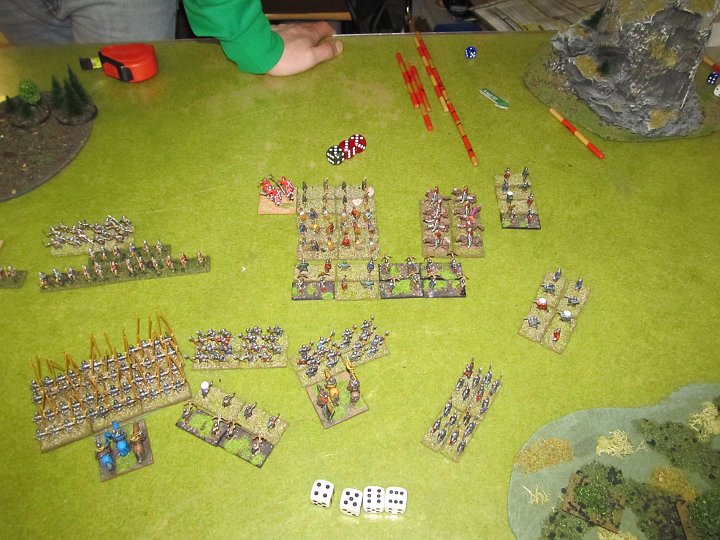 IMG_5355.JPG - Beschuß der 6er BG Räuber in der Mitte mit 6 Würfeln, vier treffen! Aber 8-1(Anz Treffer)-1 (Gunners)+1(General in Reichweite)= 7