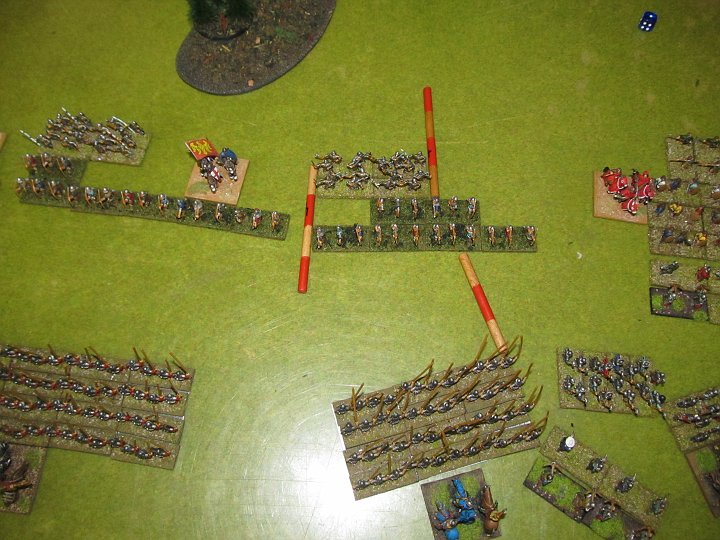 IMG_5359.JPG - Der Angriff findet daher nicht statt. Nächste Frage: Können die HW der Engländer nur durchdringen, wenn Platz vor den Longbows ist (wir nehmen dies an), oder werden diese wenn kein Platz ist, noch hinten verschoben?