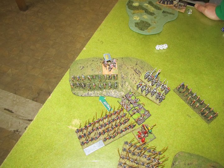 IMG_5364.JPG - Etwas angeknackst und bergauf. Dennoch sollten hier die Superior Piken mit General die Longbows besiegen können. Immerhin zwei Reihen im Plus und Reroll auf 1+2.
