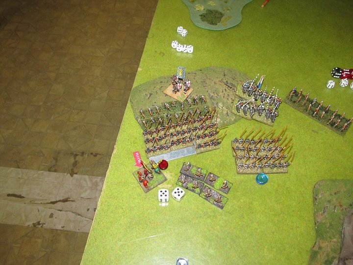 IMG_5374.JPG - Für die Schweizer wäre diese Flanke komplett verloren gegangen. Die Piken flüchten, das Spiel endet gerechterweise 2:2 unentschieden. (Diese Pike, und die LH der Engländer)