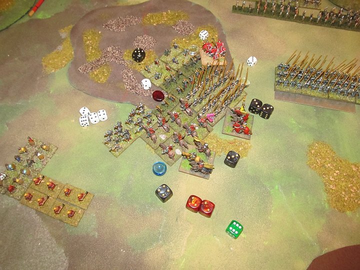 IMG_5492.JPG - Hier sollte der Sack zugemacht werden, aber insgesamt nur ein (Trotz reroll auf 2 bei den Piken!) Treffer auf die Longbows ist zuwenig. Die LH verliert 1:4 gegen die Billmen, und droppt- kann aber nun den Abbruchzug machen.