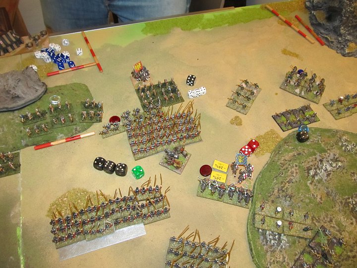 IMG_5493.JPG - Auch hier sollte der Sack zugemacht werden. Aber mit einerm 3:3....  (6 Würfel mit reroll auf 2 gegen 3 mit reroll auf 1 auf even. Schad.)