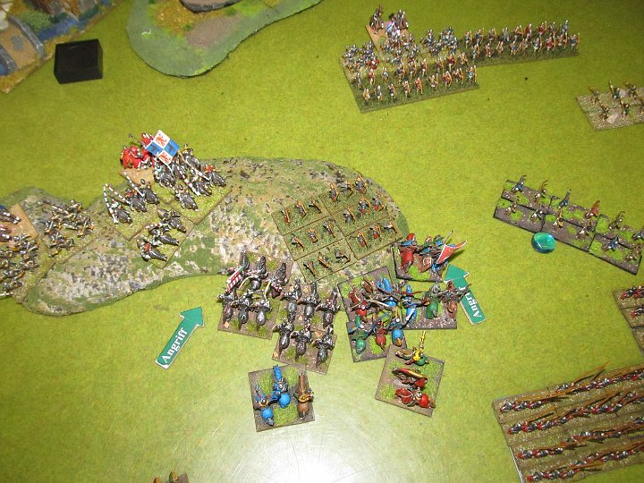 IMG_5543.JPG - Denn es geht kein Gegenangriff, da die Linie des Gegenangriffs entlang der hinteren Ecke der Longbows veralüft, und somit der Angriff der unteren Ritter nicht durch die englische Ritter- Zone.