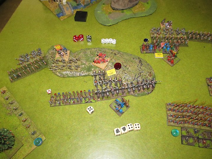 IMG_5566.JPG - Die Speere sind hier in die Überlappung gezogen. 5:1, eine Base weg und doppeldrop (nach Reroll) der Engländer.