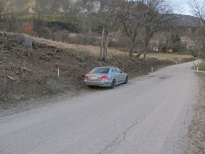 IMG_5639.JPG - ..beim Auto. Mittlerweile parke ich hier neben dem Parkplatz allein.