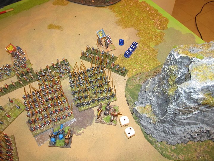 IMG_5679.JPG - Ja, die Piken treffen auf die 3 und haben reroll auf die 1 und 2. Die Bögen treffen auf die 5. Die Piken verlieren den Melee mit 0:4!