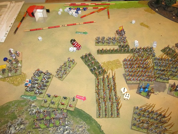 IMG_5685.JPG - Hier das Elend der Bögen, die die Pike nicht regulär in der Flanke treffen. Daher 2:0 für die Piken. Die Bögen bleiben steady, verlieren aber eine Base.