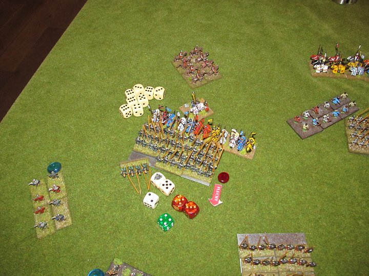 IMG_5934.JPG - Ich habe die LF wegbewegt, damit sie nicht durchbrochen werden. Das 2:8 in der melee hat den Piken gereicht, sie flüchten.
