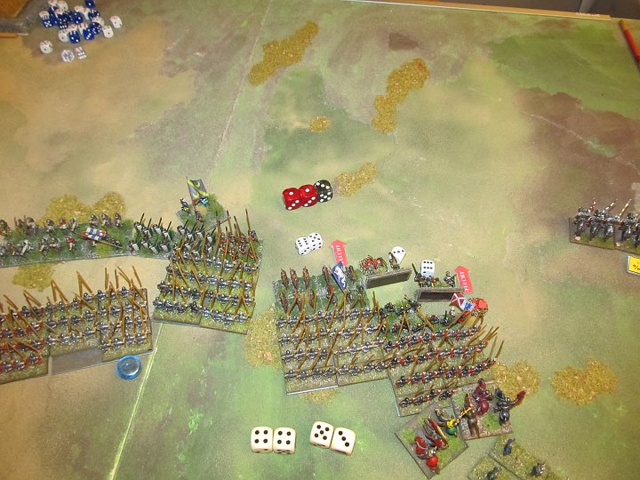 IMG_5990.JPG - 4:2 sieg und doppeldrop der Longbows hier, die eine base verlieren und ohenhin nochmals testen hätten müssen, da die billmen gebrochen sind.