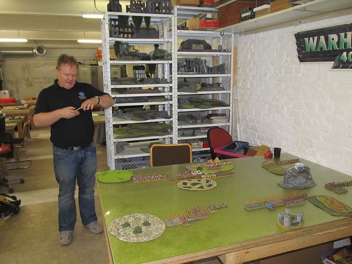 IMG_6099.JPG - Zweites Spiel. Nun, gestern hatte ich 10:3 gewonnen. Leider bin ich heute hundemüde nach nur 3.5h Schlaf und der Vormittagpartie. Das Gelände liegt heute auch nicht besonders, aber was jetzt folgt...