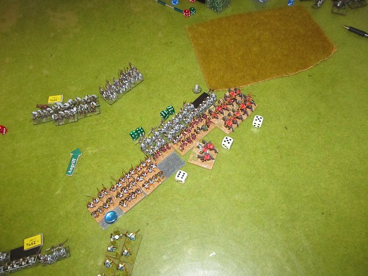 IMG_6368.JPG - Die Melee ist bescheiden.... Die Römer siegen 4:3! (5 Würfel auf 4 gegen 11 Würfel- 4 auf 5 und 7 auf 4...)