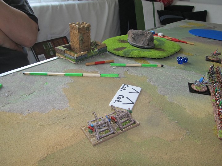 IMG_6581.JPG - Da! römische Artillerie! Die hat wohl das Dorf zerstört. Jürgen sagt, er spiele eine "Funaufstellung". Na den Fun, den wird er haben.