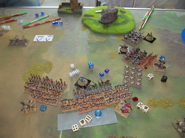 IMG_6612.JPG - Was für ein Superwurf der Spartaner! 5 Treffer bei 6 Würfel! Aber auch die Römer treffen 5x. Der DR ist mit der 4 auch punktgenau gut. Tja, die 5 Treffer bringen so nichts.