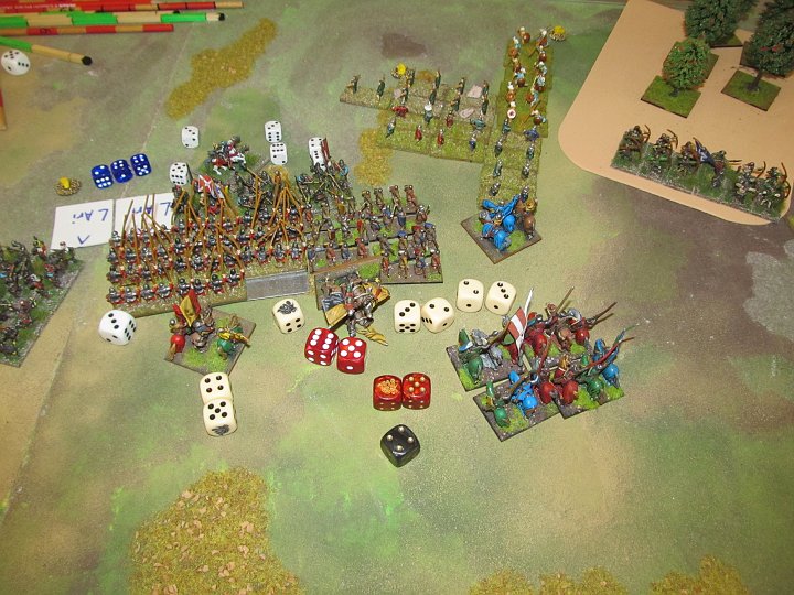 IMG_6656.JPG - Da geht wirklich nix weiter. Die Speere verlieren 0:2 trotz 4 Würfel auf 4 mit reroll auf 1. Sie bleiben aber dafür steady, und verlieren sogar keine Base, aber: Der General stirbt! Die lA verliert 1:0, aber nix passiert, und sowohl Piken als auch HW spielen für sich unentschieden.