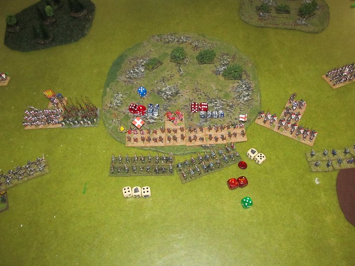 IMG_6722.JPG - Und nochmal treffen die crossbows auf die 5. Gleich 3x. Noch ein drop, nun können die Longbows mit Schwertern nicht mehr angreifen! Dafür droppt die linke crossbow BG.