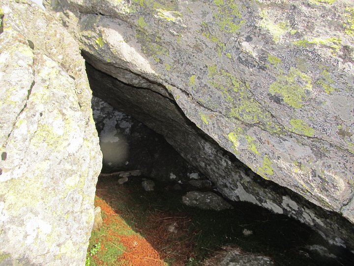 IMG_6798.JPG - Interessant ist diese kleine Höhle, die guten Schutz für eine Person bietet. Wir haben aber Zelte mit.