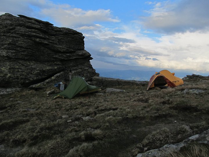 IMG_6800.JPG - Letztlich finden wir hier einen guten Platz nahe des Gipfelbuches auf der Forstalm auf rund 2025m.
