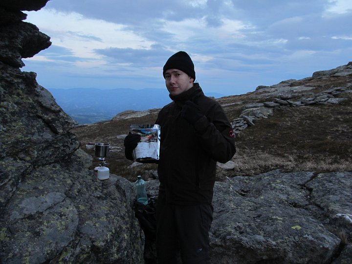 IMG_6825.JPG - Matthias kocht (und friert ebenso)- kurz nach 9 gehen wir in die Schlafsäcke- die sind kuschelig warm!