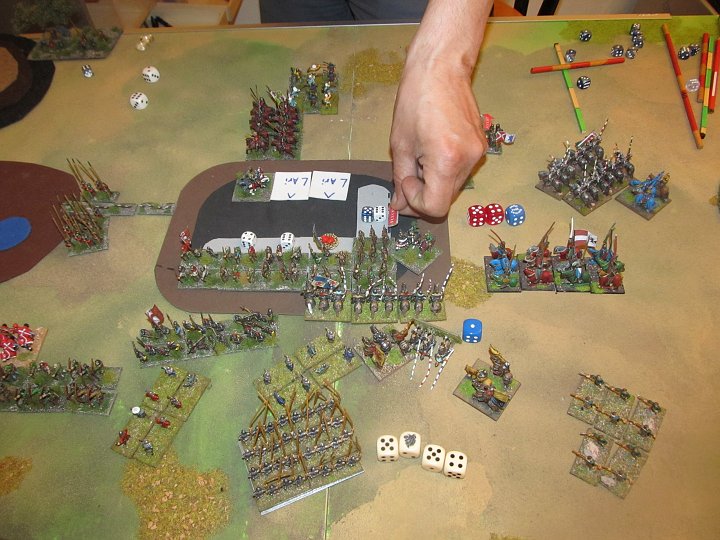 IMG_6905.JPG - Hier stirbt eine Base Ritter, aber die Longbows am Hügel flüchten nun.