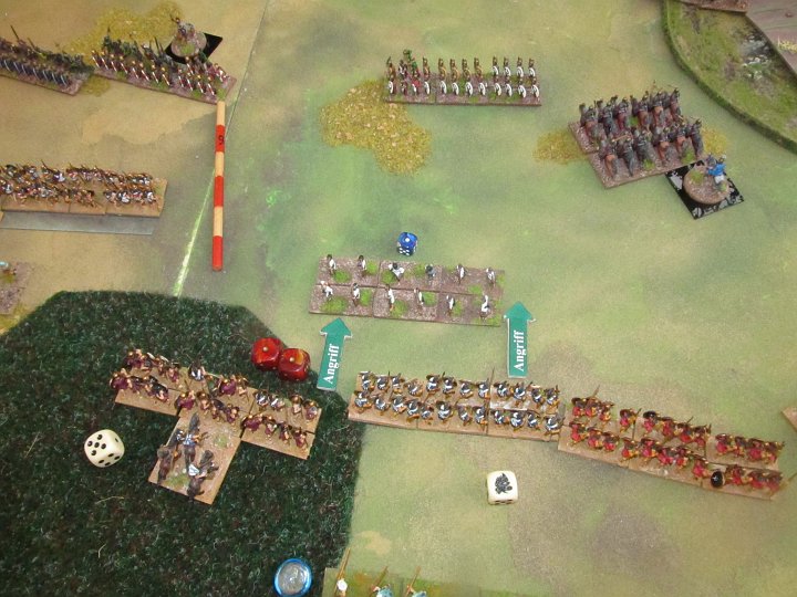 IMG_7065.JPG - Angriffe der Spartaner. die Speere rechts gehen 5- die LF weicht nur mit 3 aus!!