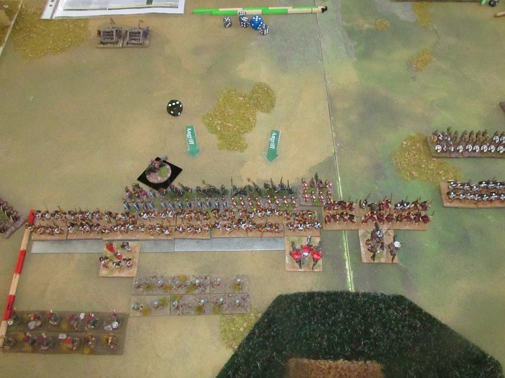 IMG_7077.JPG - Die rechte BG der Spartaner ist ein Stück weiter vorn. Damit kann sie die Überlappung in der Melee nutzen, da sich die orange BG nciht anpassen kann.