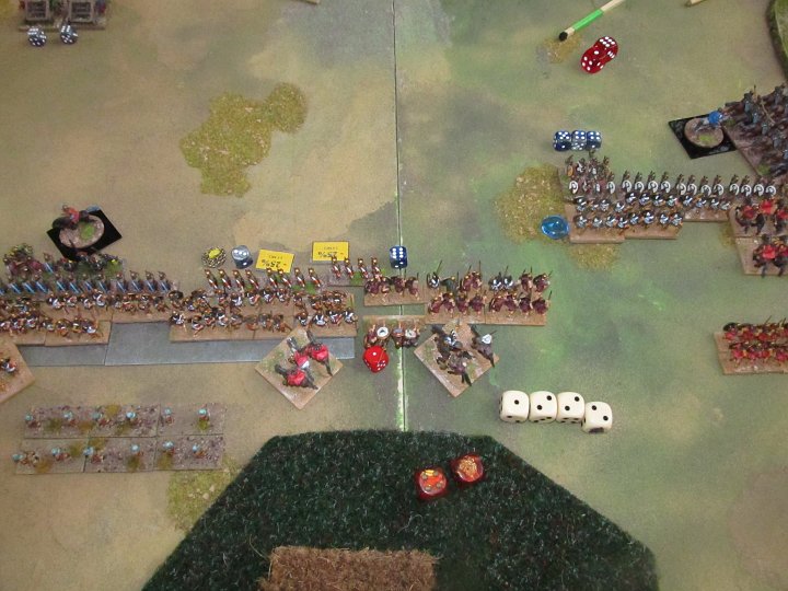 IMG_7082.JPG - Die römische Mitte bröselt, aber die rechten Speere machen 0 Treffer auf die 4 bei 4 Würfeln, verlieren 1:0 und eine Base!