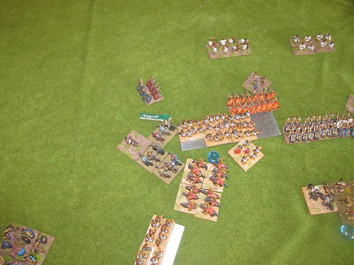 IMG_7265.JPG - Angriff der Cv. Ein countercharge ist nicht möglich, da die spartanische Cv durch Nachrücken getroffen wird, dies verhindert auch die Interception. Deshalb erfolgte der Angriff mit Schwenk. (blauer Marker schon für die Flanke für die HF)