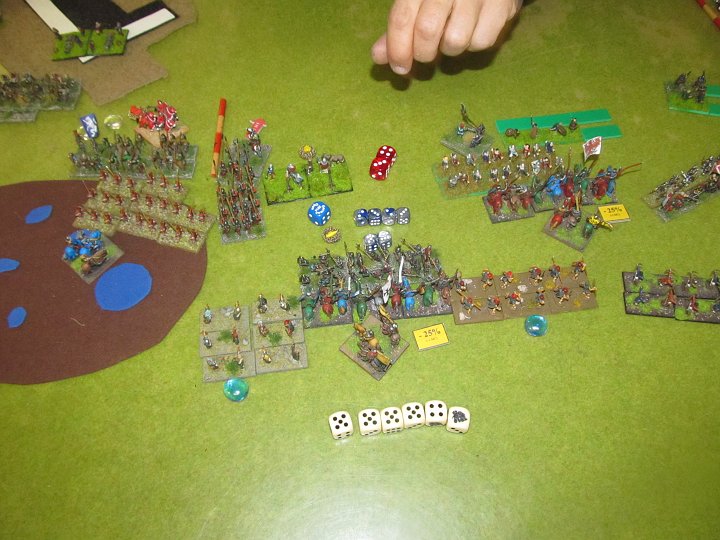 IMG_7302.JPG - In der Melee droppen die Billmen und verlieren eine Base. Die 6 reicht bei 6 Treffer bekanntlich auch nicht.