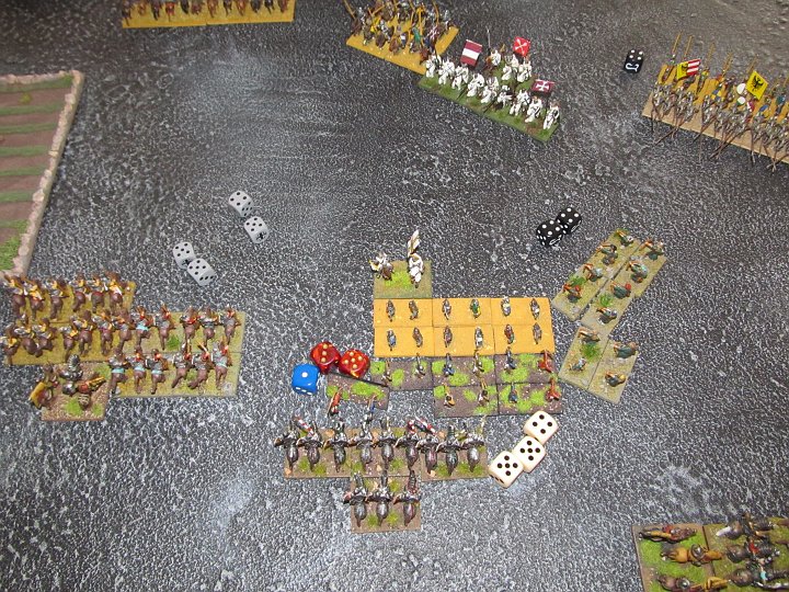 IMG_7716.JPG - Die LF meiner Griechen greift an- Beide BGs verlieren- eine 3:4 eine 0:2! Die linke verliert eine Base...