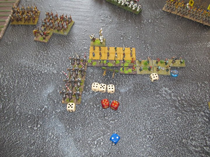 IMG_7718.JPG - In der Melee ist dann die Ritter-BG in die Überlappung gegangen. Die mittlere BG verliert erneut 3:4, und eine weitere Base. Fehler! Das wäre eigentlich ein Autobreak der LF, die poor ist!