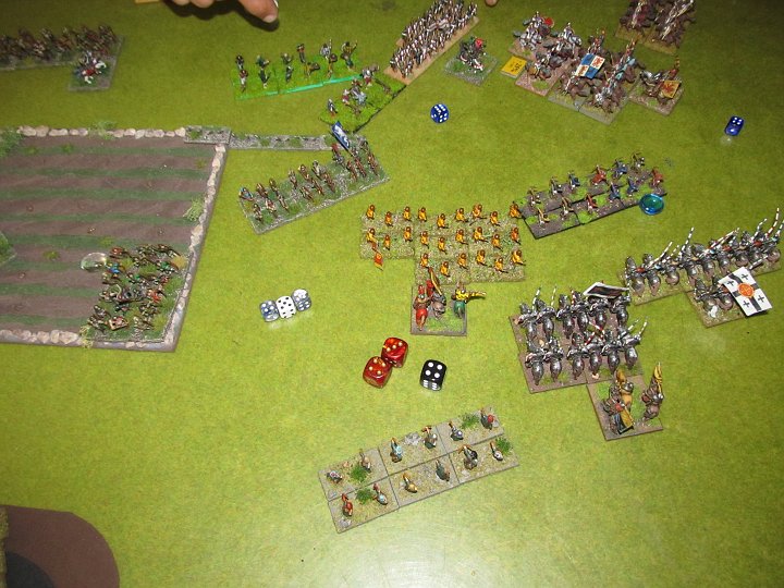 IMG_7760.JPG - 4 Treffer auf die Almughaven! Aber CT auf 7 (+1 General + 1 Rearsupport durch die Ritter) reicht, der DR auf 4 ist auch ok.