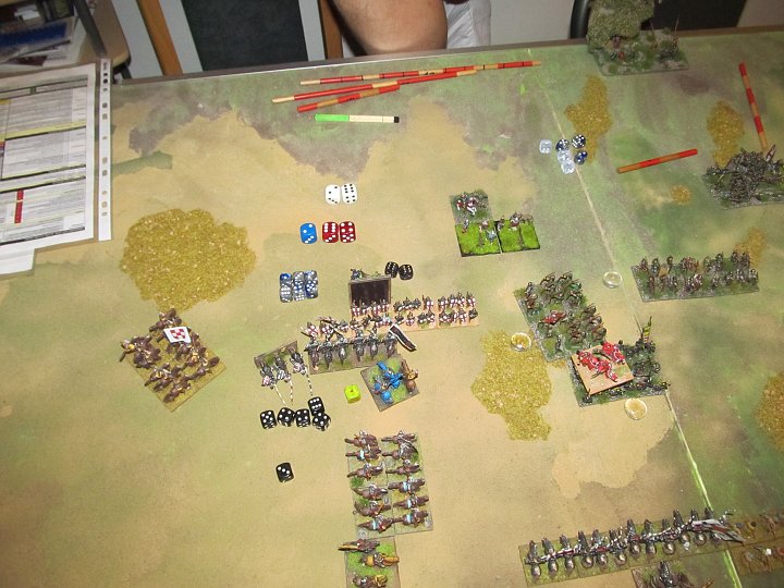 IMG_7921.JPG - Melee: 5:3 Sieg der Ritter, sie verlieren noch eine Base! Und die Speere bleiben steady, wenngleich sie eine Base verlieren. Damit nicht genug fällt aber der englische General!