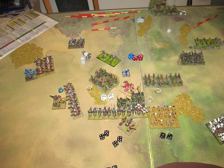 IMG_7934.JPG - 4:2 in der Melee reichen nicht. Der General bleibt mit der 11 am Leben, der CT ist mit der roten 11 für die Engländer ok. Sie verlieren eine Base, aber bleiben steady, das bedeutet Abbruchzug für die Ritter.