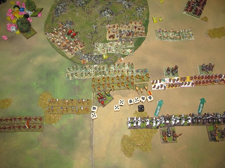 IMG_7963.JPG - Die linke BG kam nicht weit genug (variabler move da LF angegriffen wurde), aber die rechte - 8 Treffer auf die 4 der Almughavaren! Da droppen beide BGs der Römer. Dennoch wird eine Base mit der zwei verloren.