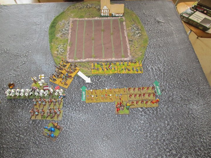 IMG_8005.JPG - Hier ist der Angriff gegen den verlorenen Haufen nicht zu vermeiden. Gut, dass die Cv intercepted. Ein späteter Angriff gegen die Flanke der MF (das Ausrichten wäre nach rechts verlaufen) wär schlimmer gewesen.