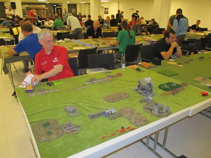 IMG_8054.JPG - Etwas unüblich, aber per Zufall gelost, (im Spiel vorher hat man gesehen, es war nicht mein Tag), spiele ich als 45. gegen den 1, David Fairhurst mit Mayan, der die BritCon2014 und auch dieses Turnier dann gewonnen hat. Naja, was ich brauche, ist offenes Gelände. Das gibt es auch, aber in der anderen Spielhälfte.