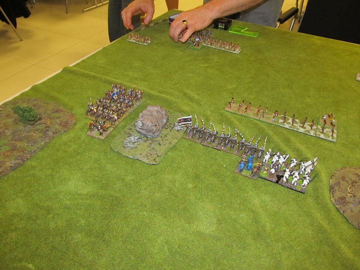 IMG_8057.JPG - Die berittene. Die muß es gegen die MF der Mayas eigentlich schaffen. Doppel+ im impact, + in der Melee. Sollte irgendwie klappen können. Klar, gewinnen werde ich gegen einen solchen Spieler wohl nicht, aber so ein Disaster wie im ersten Spiel sollte vermieden werden können.