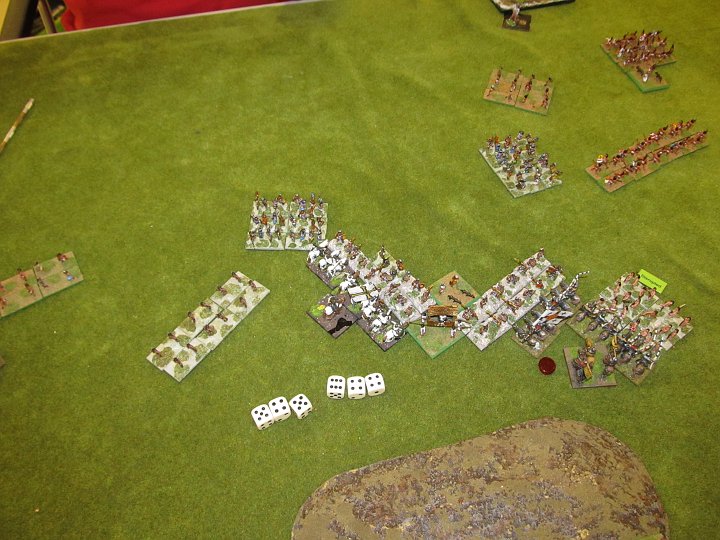 IMG_8074.JPG - Traumwurf in der Melee! 6 Treffer! Aber: David verliert nur eine Base, bleibt steady, somit müssen die Ritter abbrechen. Die rechten Ritter disrupten sogar die Flanken MF! 