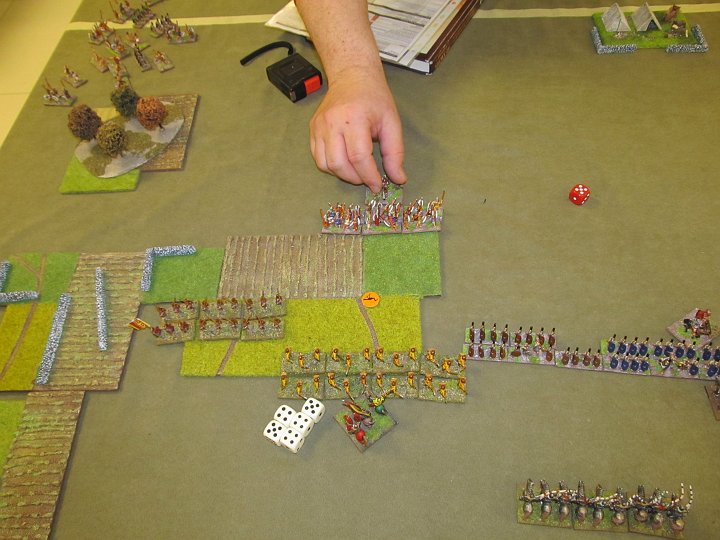 IMG_8165.JPG - In der Melee dann erneut ein Wunderwurf der Griechen und Flucht der Römer. Jetzt kann ich mich mal nicht über die Würfel beschweren.