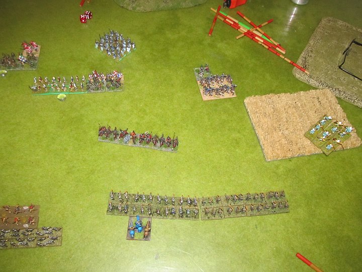 IMG_8312.JPG - Auch die andere Flanke ist mit 2x8 Longbows besetzt. Hier gilt es die Kavallerie zu beschießen. Zweireihig auf die 3. Aber das weiß Jürgen und er verbreitert.