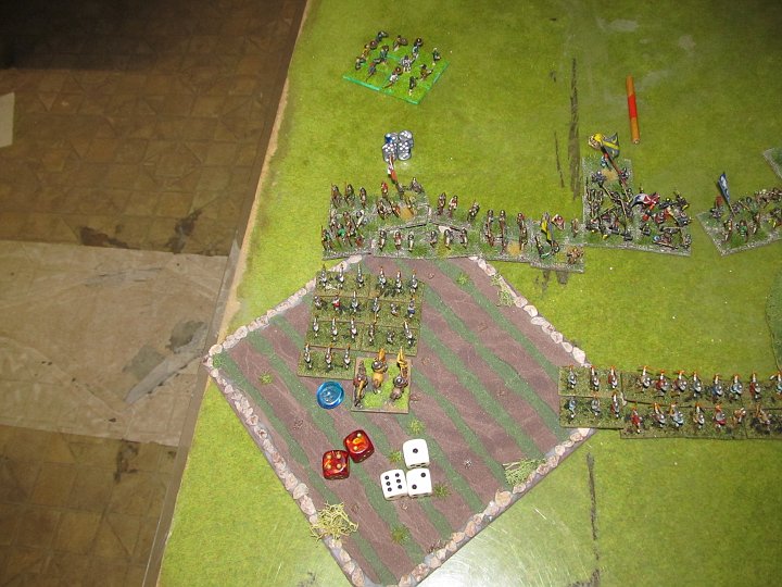 IMG_8323.JPG - Beschußduell. Leider ist die 6 zuwenig (6 BE vom Rand) Die Bögen droppen. Die Deckung hilft irgendwie nicht.