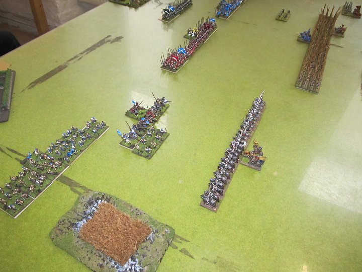 IMG_8471.JPG - Auf der linken Flanke: Zwei Superior Ritter gegen eine Average. Wenn ich schnell genug bin, kann ich auf dieser Flanke die Schlacht gewinnen, da hier die verbündeten Highlander MF stehen, die laut Manuel gegen alles gut sind, außer gegen Ritter.
