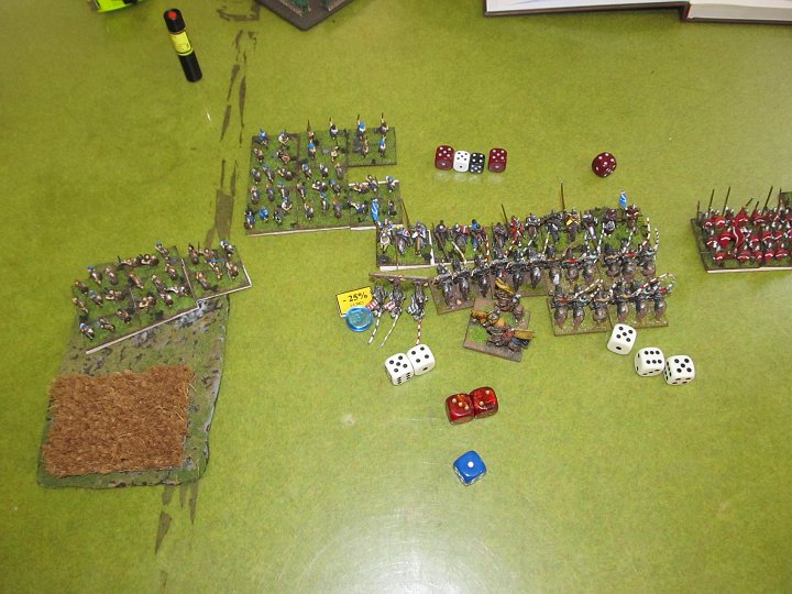 IMG_8479.JPG - Hier ist die Situation noch schlimmer! Im Impact haben die linken Ritter eine Base verloren, den Schotten passierte nichts!  Die linken Ritter machen nun bei 6 Würfel auf die 4 mit reroll auf 1+2 bloß 2 Treffer, verlieren den Melee 2:4, droppen und verlieren eine weitere Base!! Öha. Die rechten Ritter gewinnen 3:1- der DR der Schotten (immerhin auf 3) geht gut. Desaströse Angriffe und Melees von zwei superior Rittern gegen eine average!