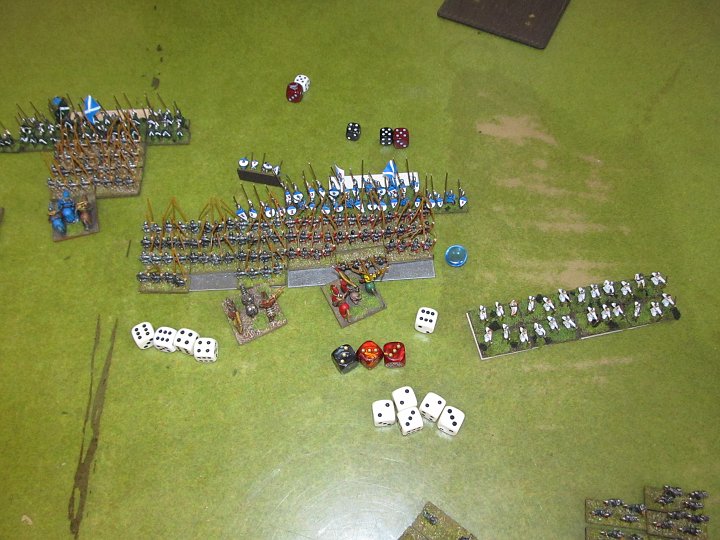 IMG_8508.JPG - Reroll auf 1. Genau. Die rechte Pike ist nicht gut drauf heute 1 Treffer gegen 3. Drop und noch ein Basenverlust. Schön langsam mache ich mir Sorgen wegen autobreak (bei einer 12er...) Die Schotten verlieren auch eine Base.